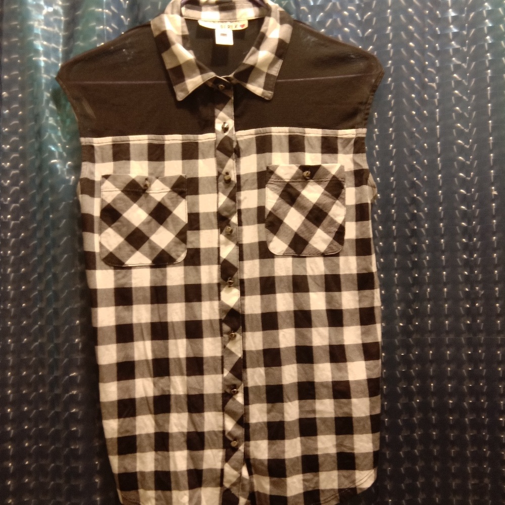 Checkered Sleeveless Blouse with Collar